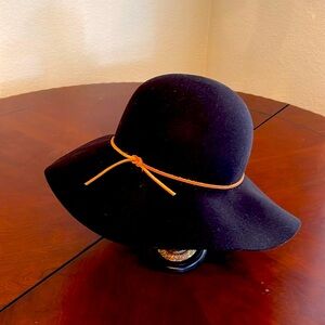 PHENIX 100% WOOL HAT .
